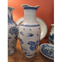 Porcelanowa chińska waza ze scenami krajobrazowymi. Sygnowana